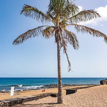Playa Roca Penthouse. Great Sea Views! Costa Teguise