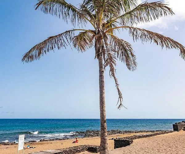 Playa Roca Penthouse. Great Sea Views! Costa Teguise